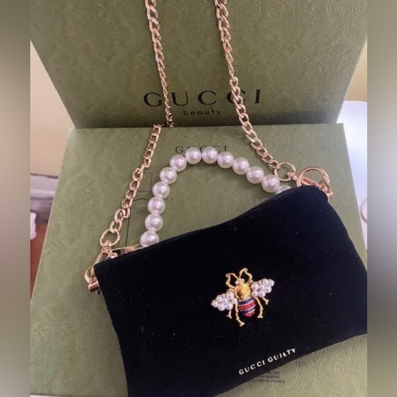 Gucci Guilty Beauty Cometic Pouch with brooch, pearl handle and chain - Picture 1 of 8